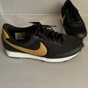 NIKE DAYBREAK WOMENS RUNNING SHOES
